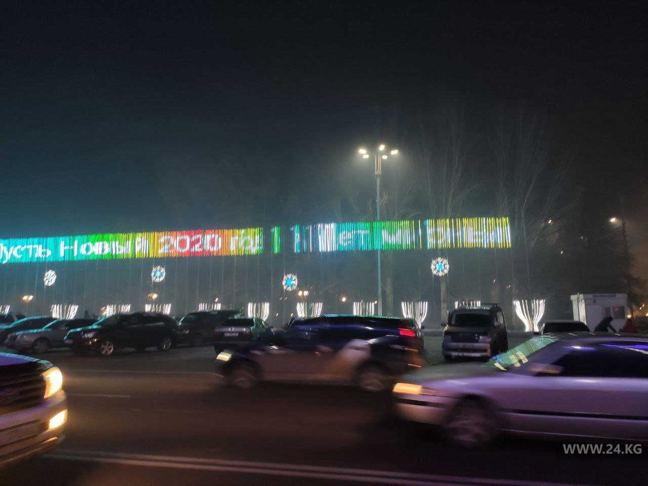 Так теперь выглядят украшения на площади Ала-Тоо