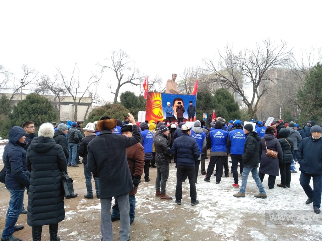 В сквере имени Горького митингуют сторонники Садыра Жапарова