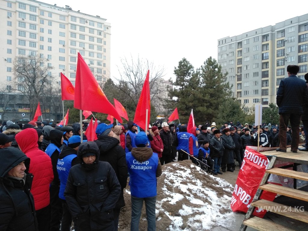 В сквере имени Горького митингуют сторонники Садыра Жапарова