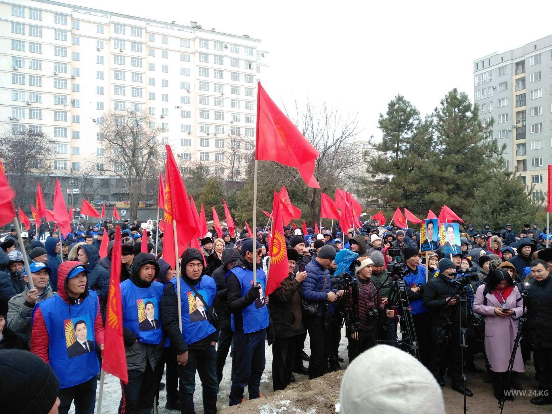 В сквере имени Горького митингуют сторонники Садыра Жапарова