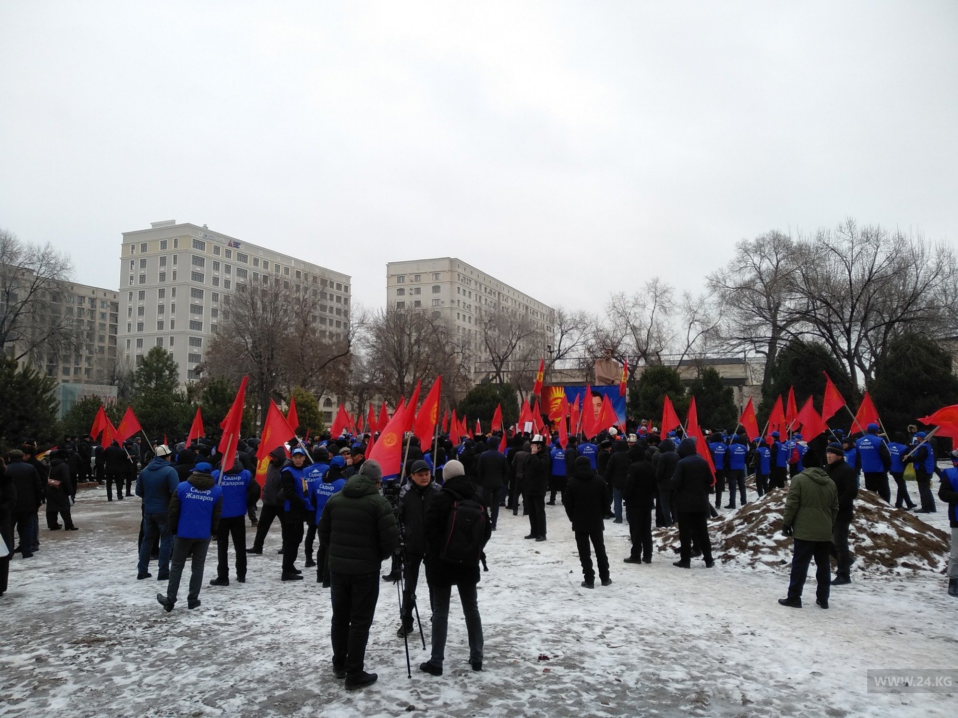 В сквере имени Горького митингуют сторонники Садыра Жапарова