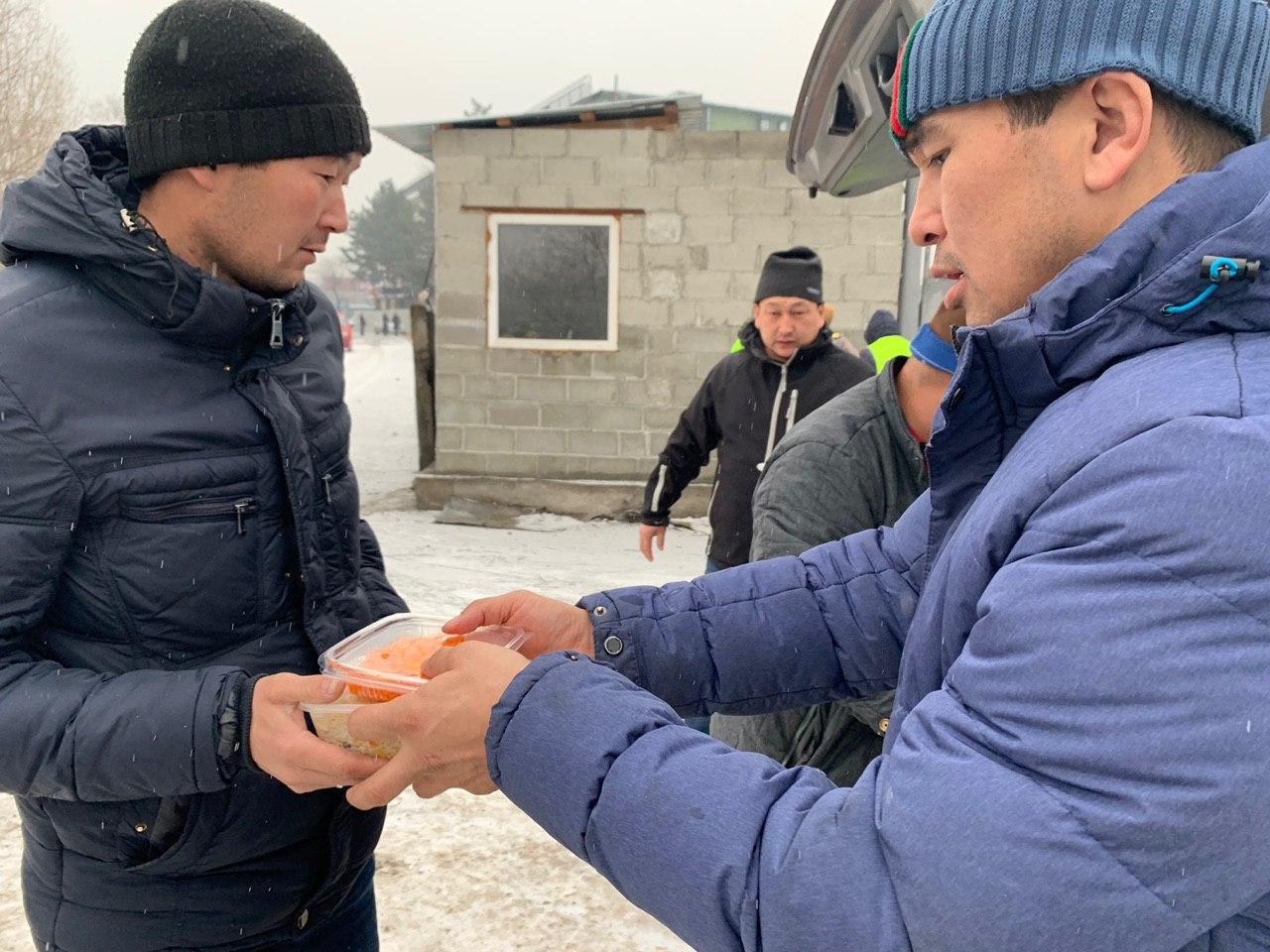 Горожанин угостил сотрудников Бишкекзеленхоза обедом