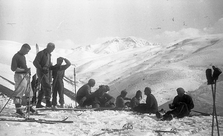 Участники первого лыжного сбора на отдыхе. Пржевальск, 1939 год