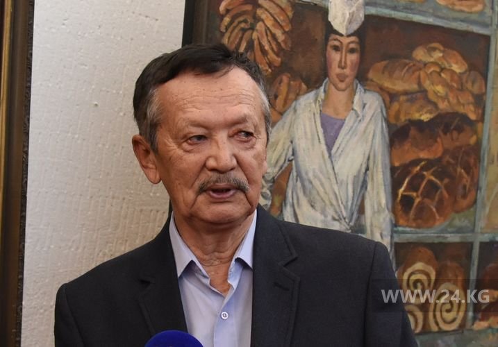Абдырай Осмонов на открытии персональной выставки в Бишкеке
