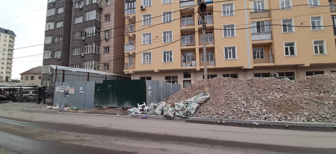 Стройкомпания бросает мусор на обочине