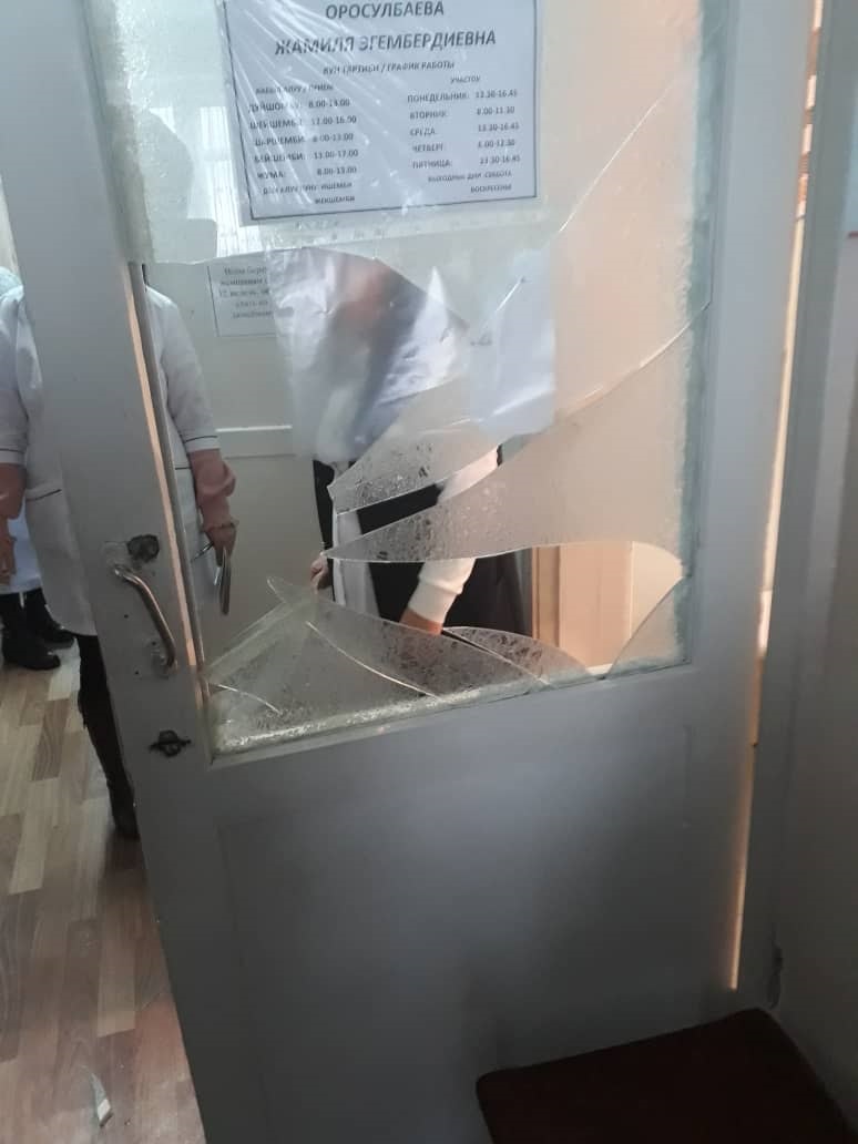 В поликлинике Кара-Балты пациентка разбила стекло в двери кабинета врача