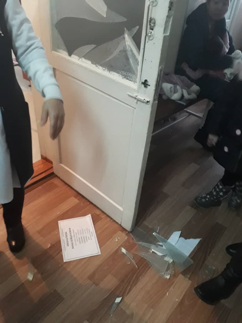 В поликлинике Кара-Балты пациентка разбила стекло в двери кабинета врача