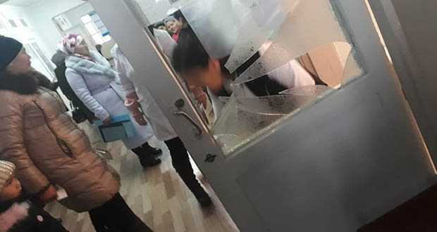 В поликлинике Кара-Балты пациентка разбила стекло в двери кабинета врача