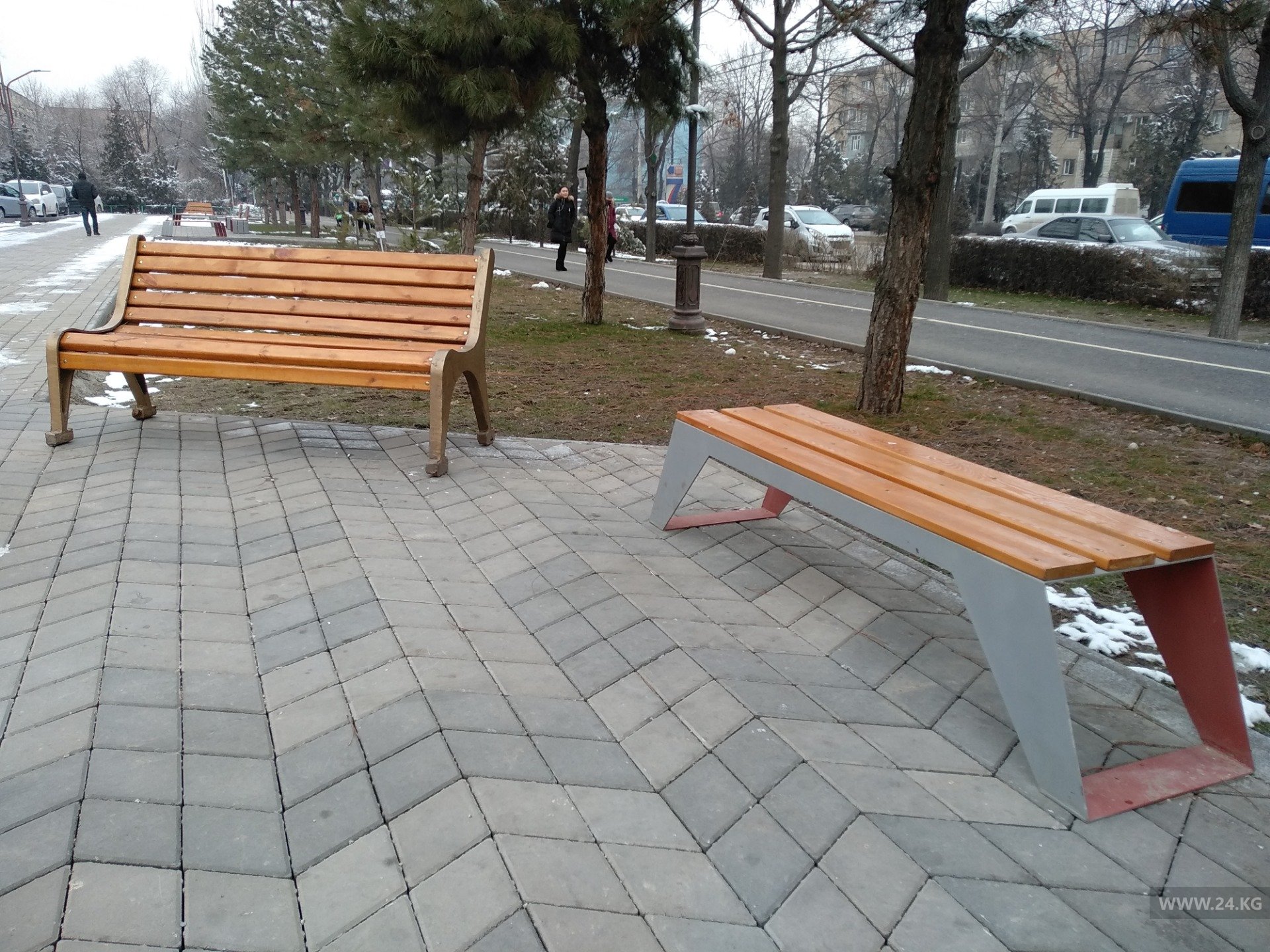 Скамейки со спинками на мини-Арбате в «Востоке-5» стали менять на другие