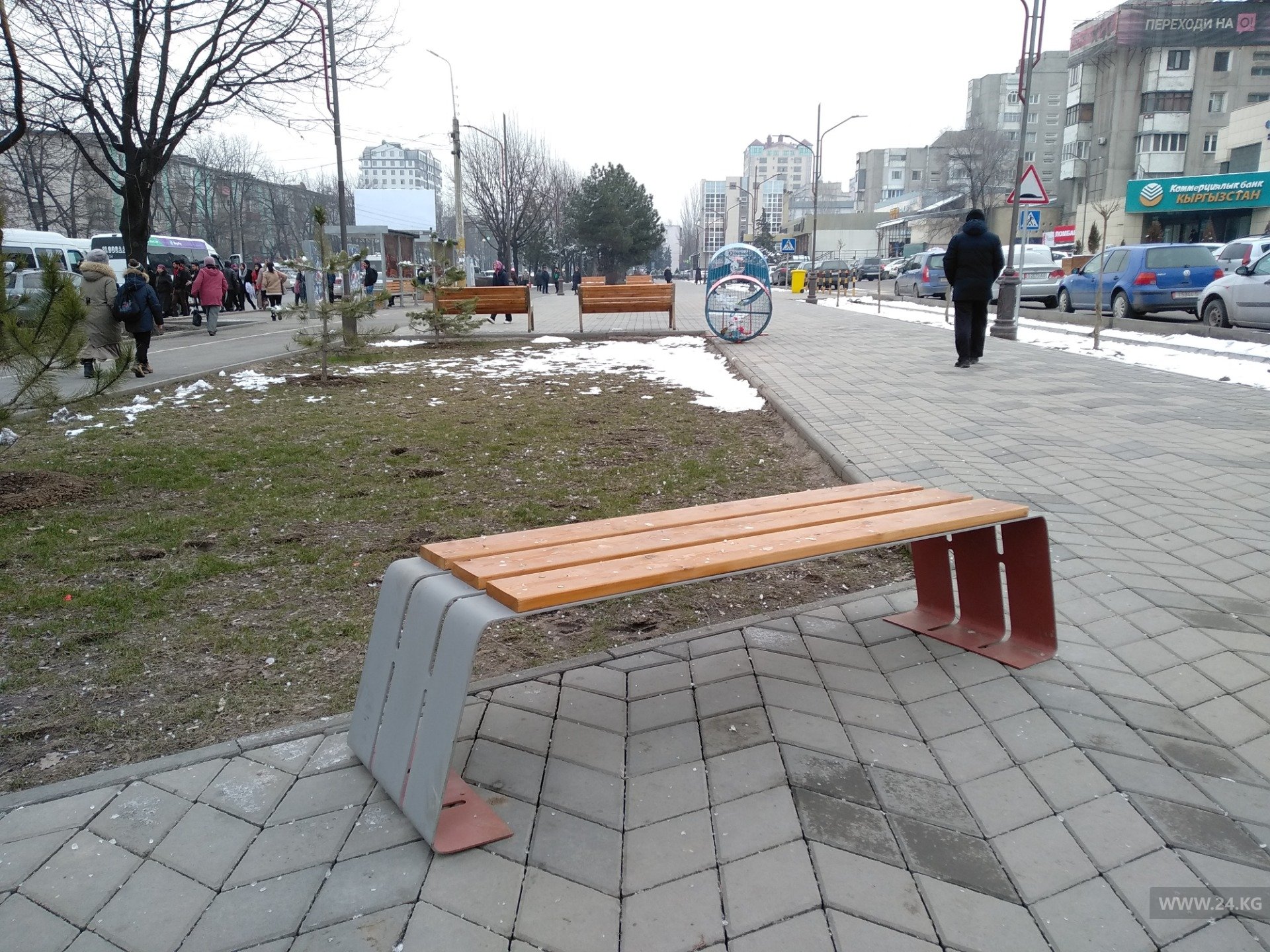 Скамейки со спинками на мини-Арбате в «Востоке-5» стали менять на другие