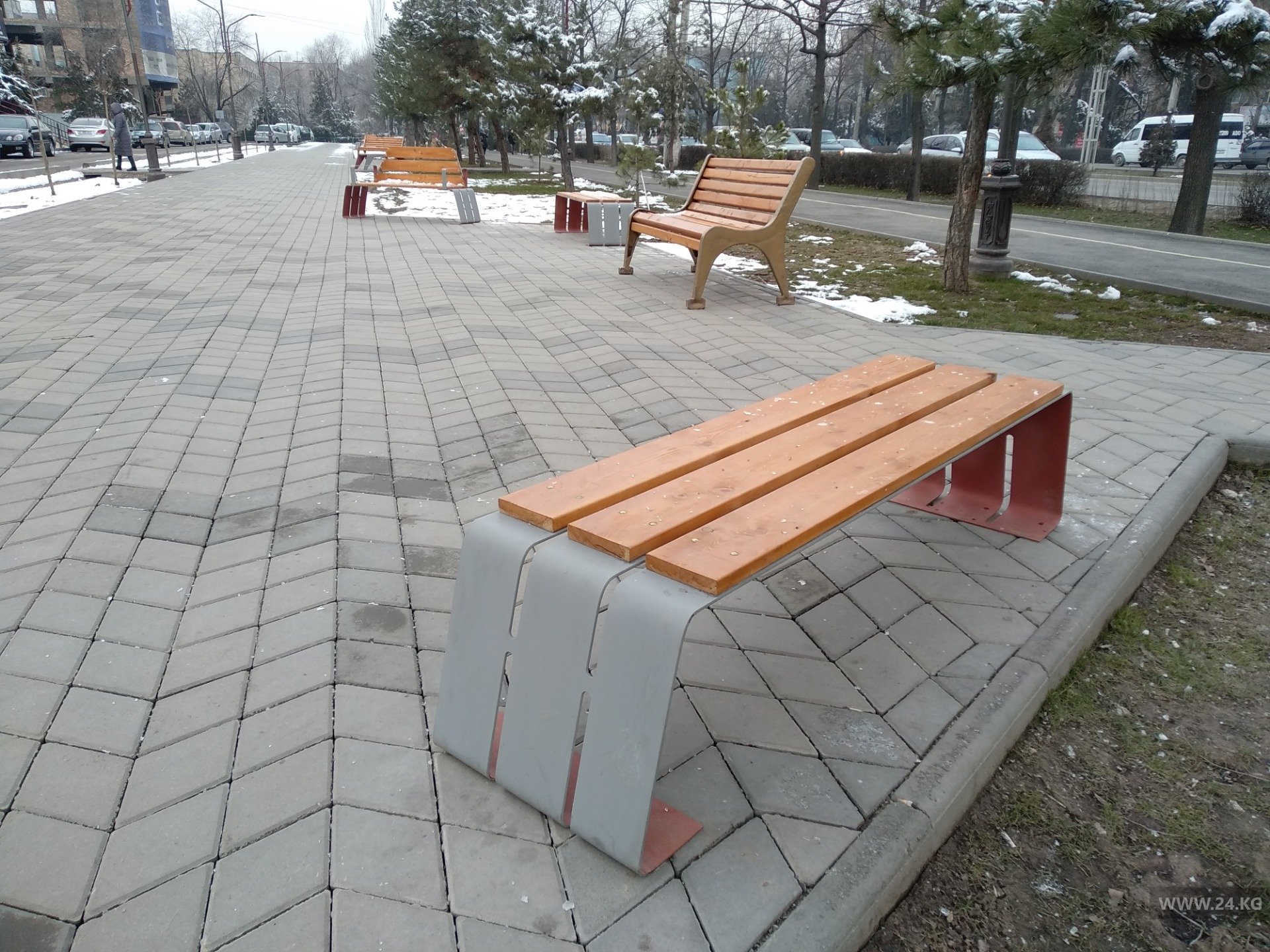Скамейки со спинками на мини-Арбате в «Востоке-5» стали менять на другие
