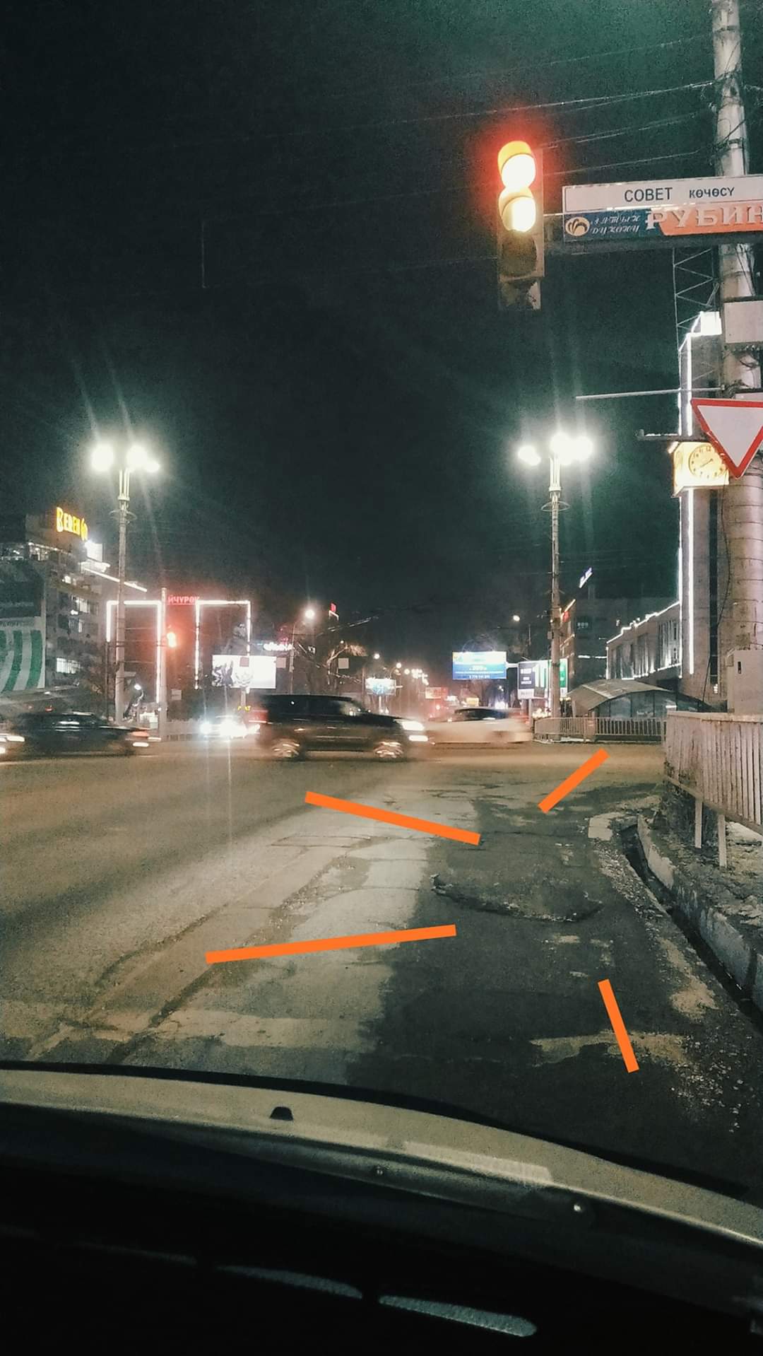 На пересечении улицы Абдрахманова и проспекта Чуй образовалась яма