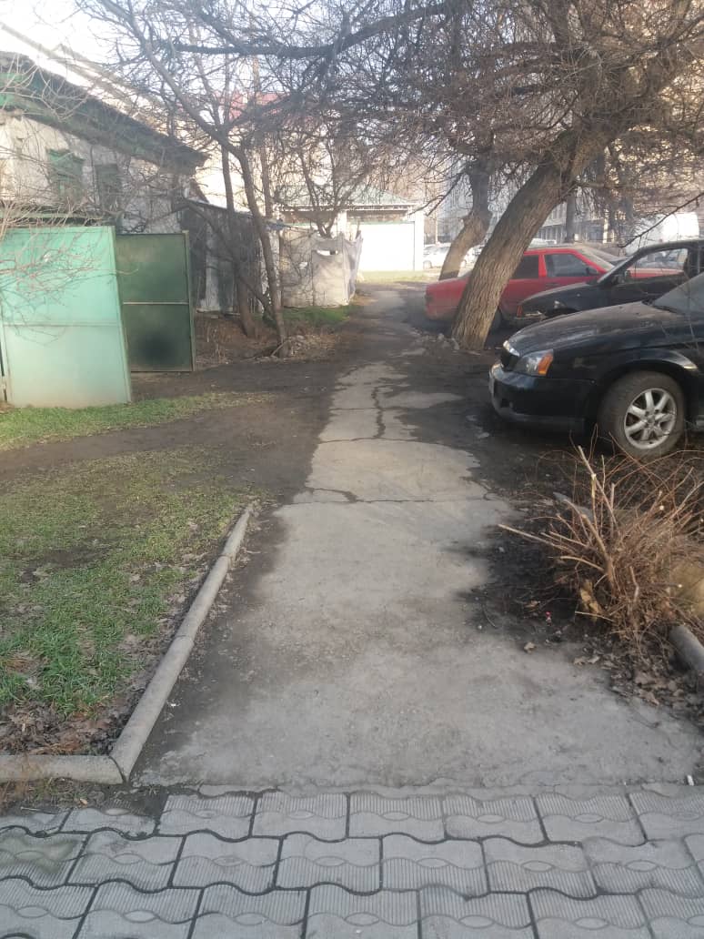 Забор построили прямо на тротуаре