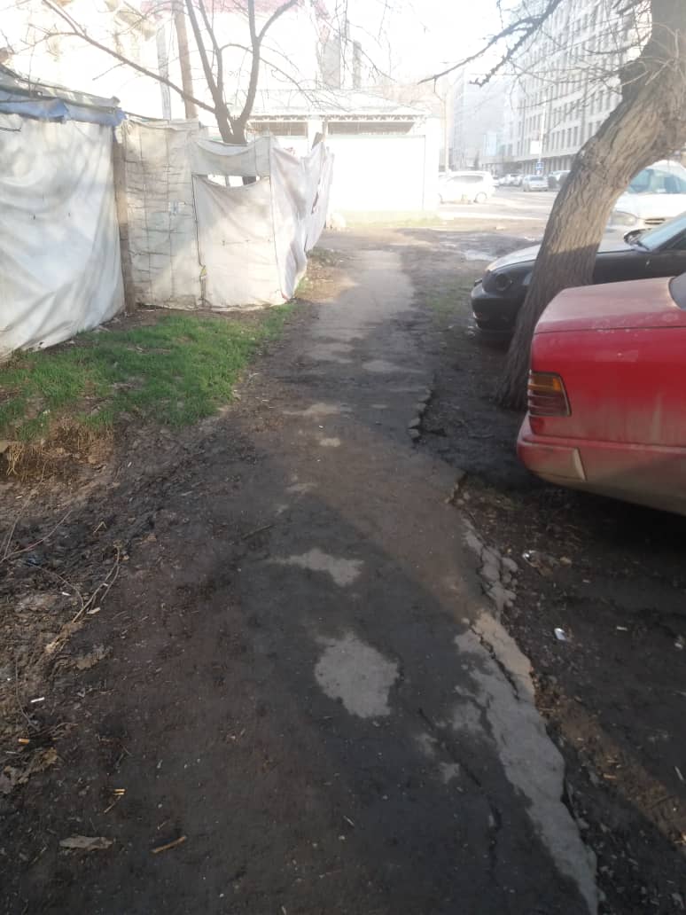 Забор построили прямо на тротуаре