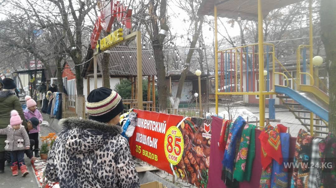 Стихийная торговля на улице Юнусалиева