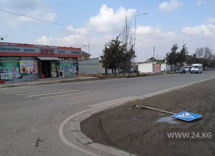 Дорожный знак на улице Садырбаева