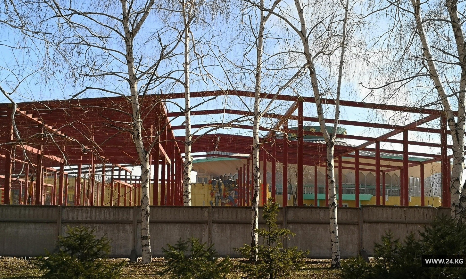 В Бишкеке возле Кыргызского государственного цирка ведут строительные работы