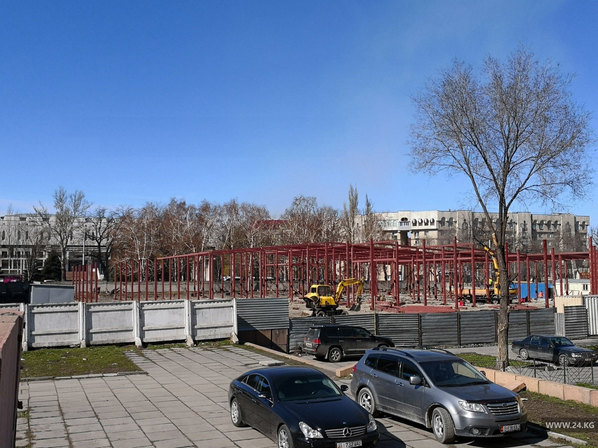 В Бишкеке возле Кыргызского государственного цирка ведут строительные работы