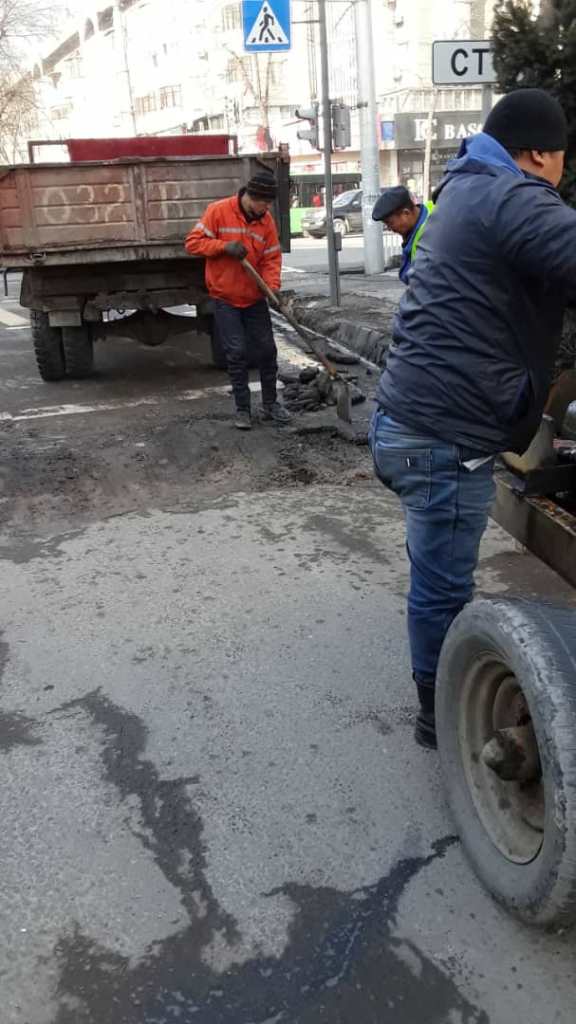 Сотрудники Бишкекасфальтсервиса залатали ямы на улице Абдрахманова