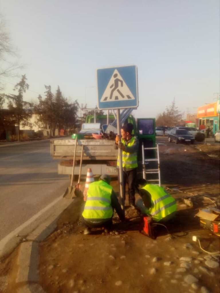 Сотрудники Бишкекасфальтсервиса восстановили дорожные знаки