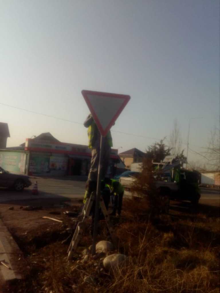 Сотрудники Бишкекасфальтсервиса восстановили дорожные знаки
