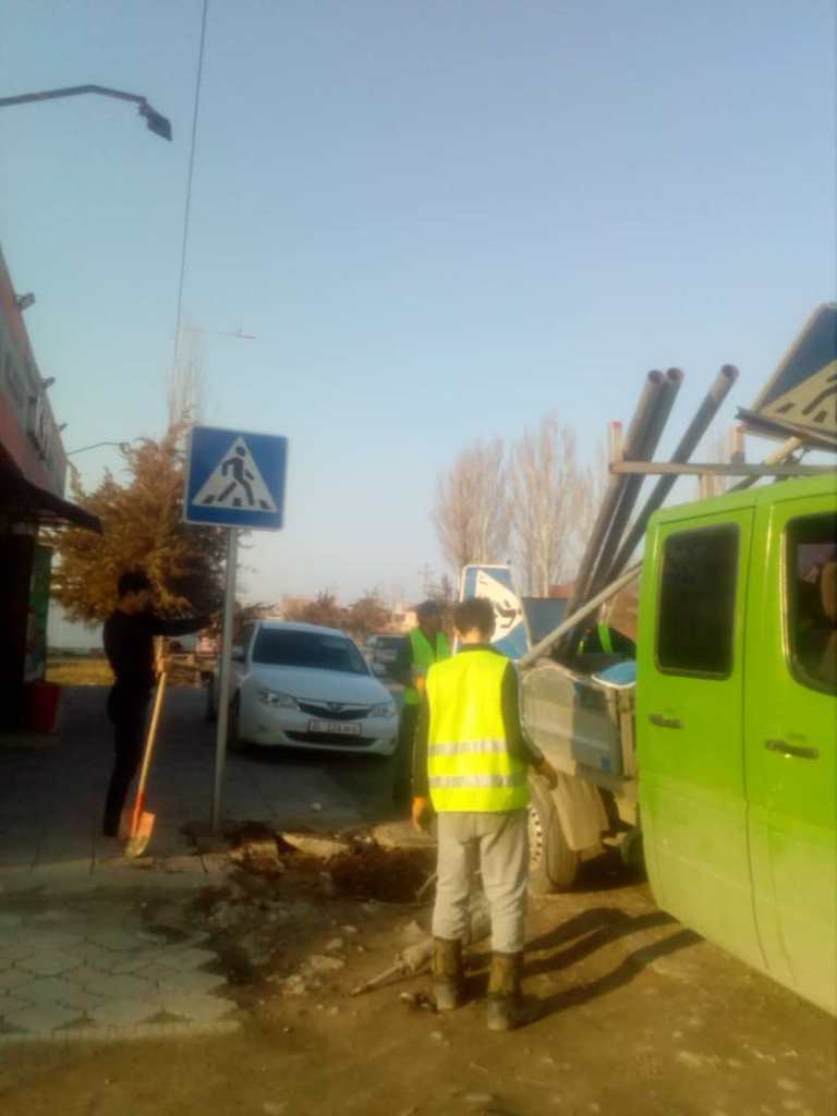 Сотрудники Бишкекасфальтсервиса восстановили дорожные знаки