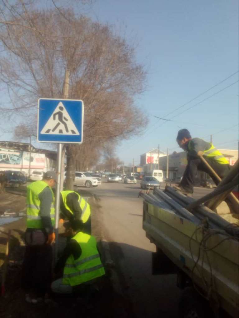 Сотрудники Бишкекасфальтсервиса восстановили дорожные знаки