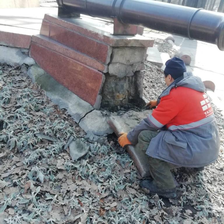Сотрудники «Тазалыка» восстановили плиты на мемориале