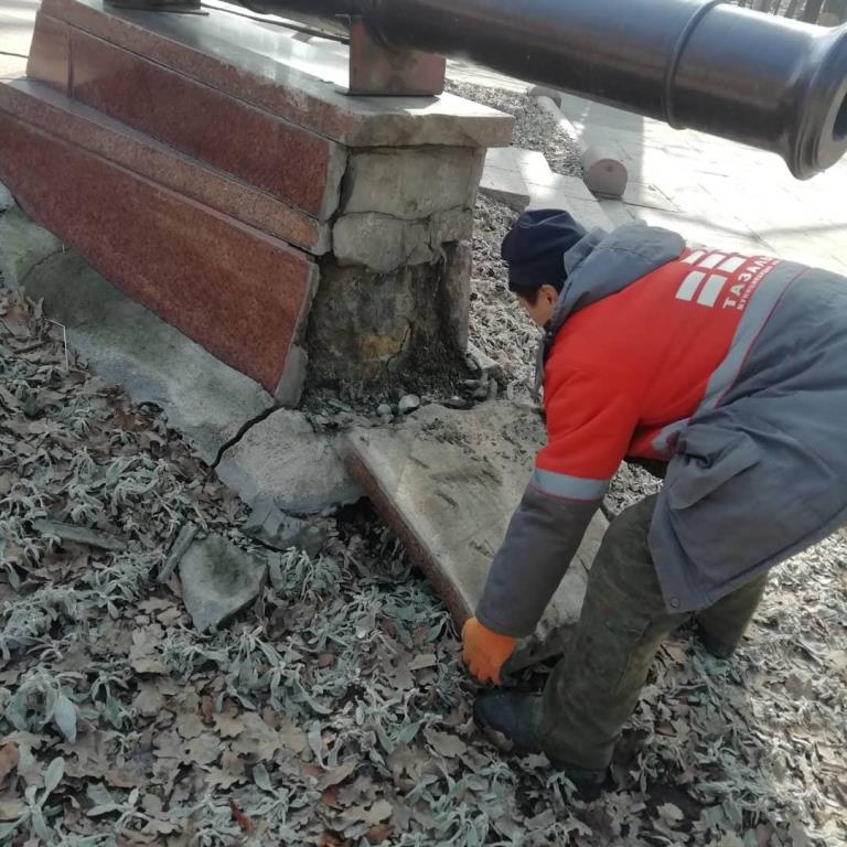 Сотрудники «Тазалыка» восстановили плиты на мемориале