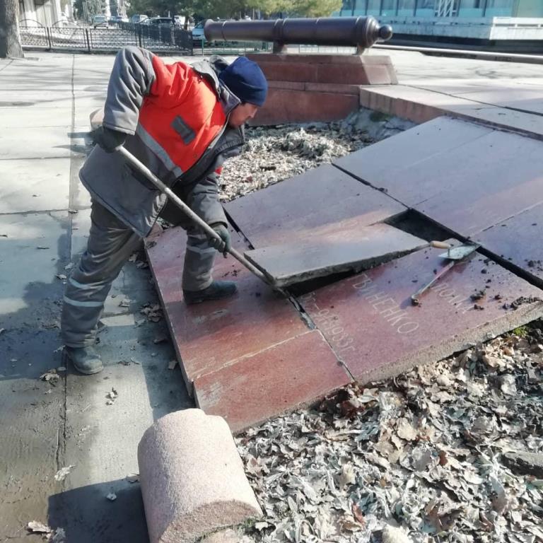 Сотрудники «Тазалыка» восстановили плиты на мемориале