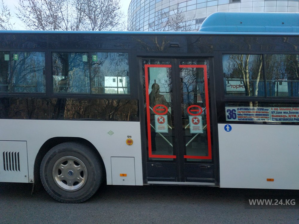 На некоторых троллейбусах и автобусах даже появились указатели «вход запрещен», но фактически никто порядка не придерживается