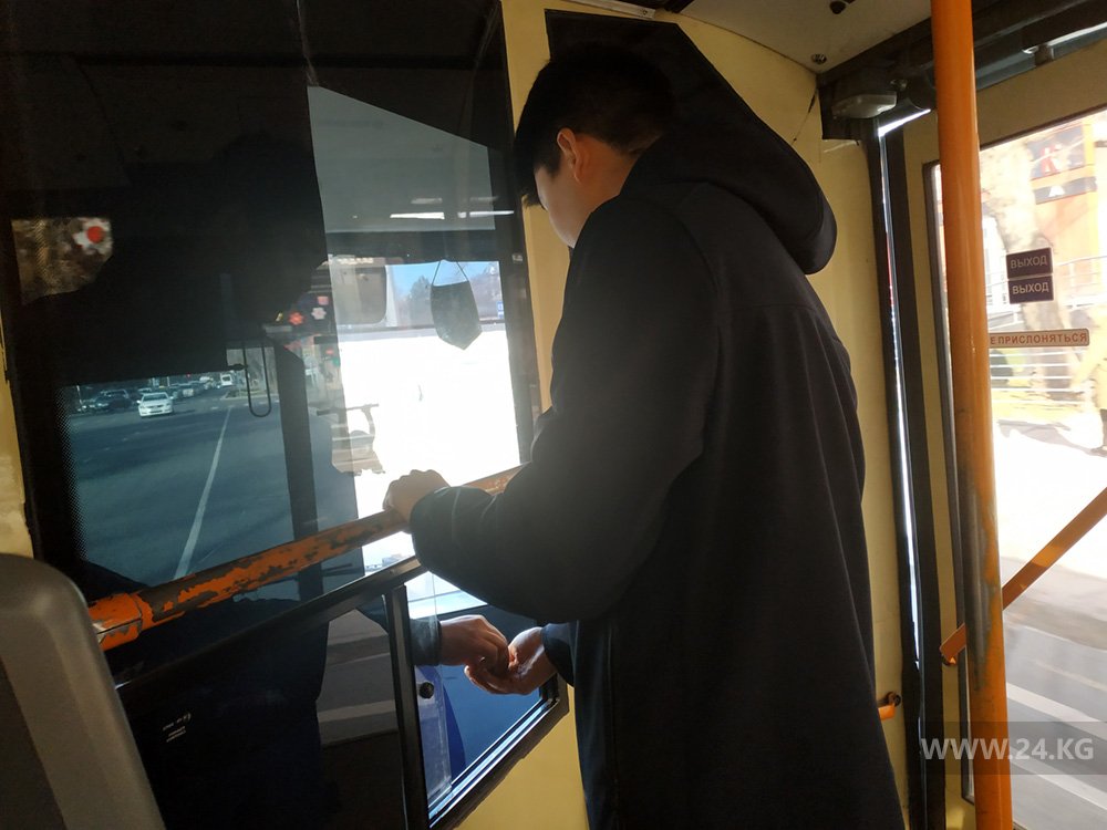 Пассажиры расплачиваются наличными