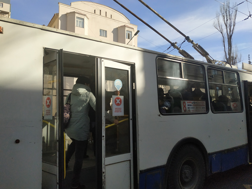 На некоторых троллейбусах и автобусах даже появились указатели «вход запрещен», но фактически никто порядка не придерживается