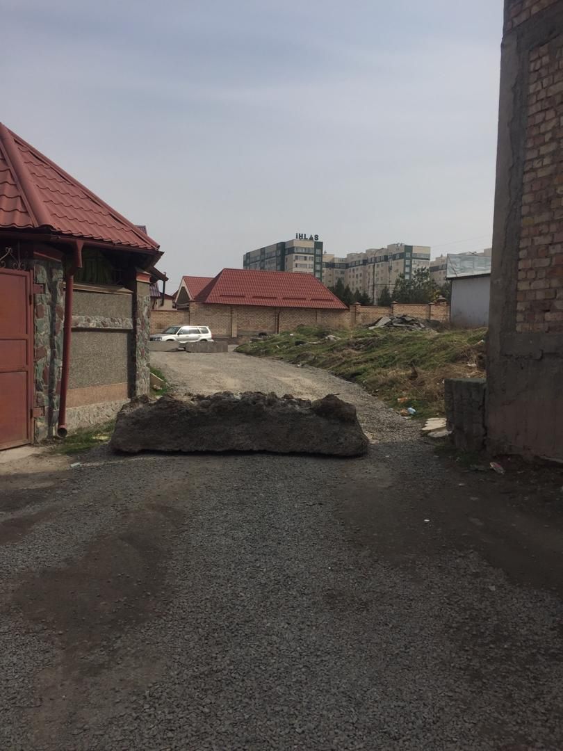 В Бишкеке переулок Краснофлотский перегородили большими плитами — теперь проезда там нет