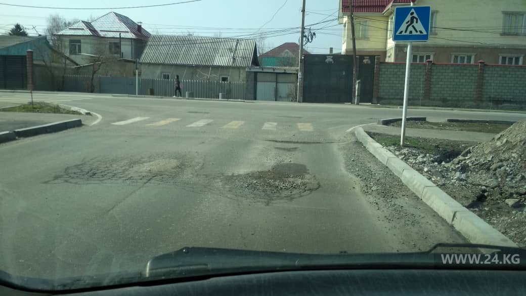 Новый асфальт на улице Куренкеева уже провалился