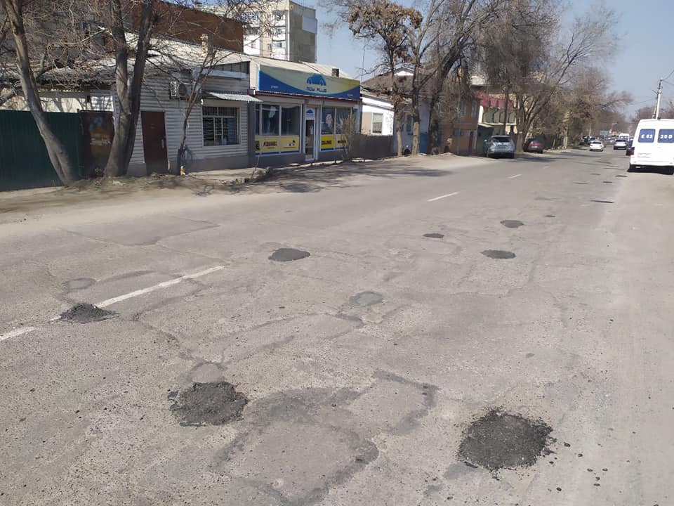 Городские службы залатали ямы