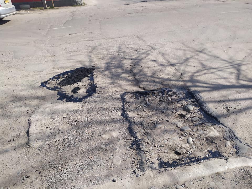 Ямы на улице Жукеева-Пудовкина остались