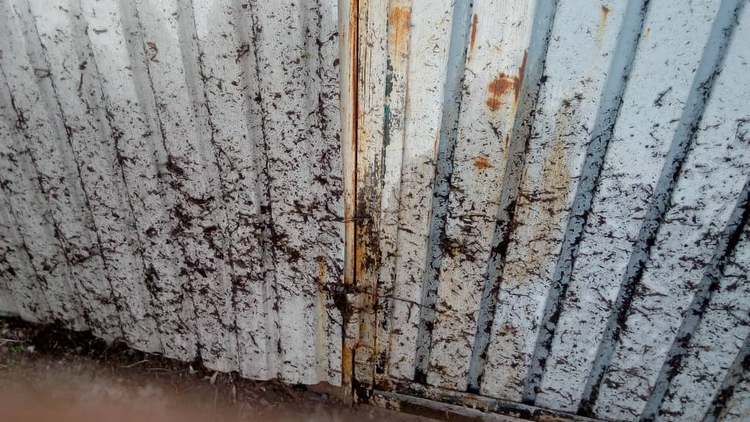 Грязные ворота после мойки улицы