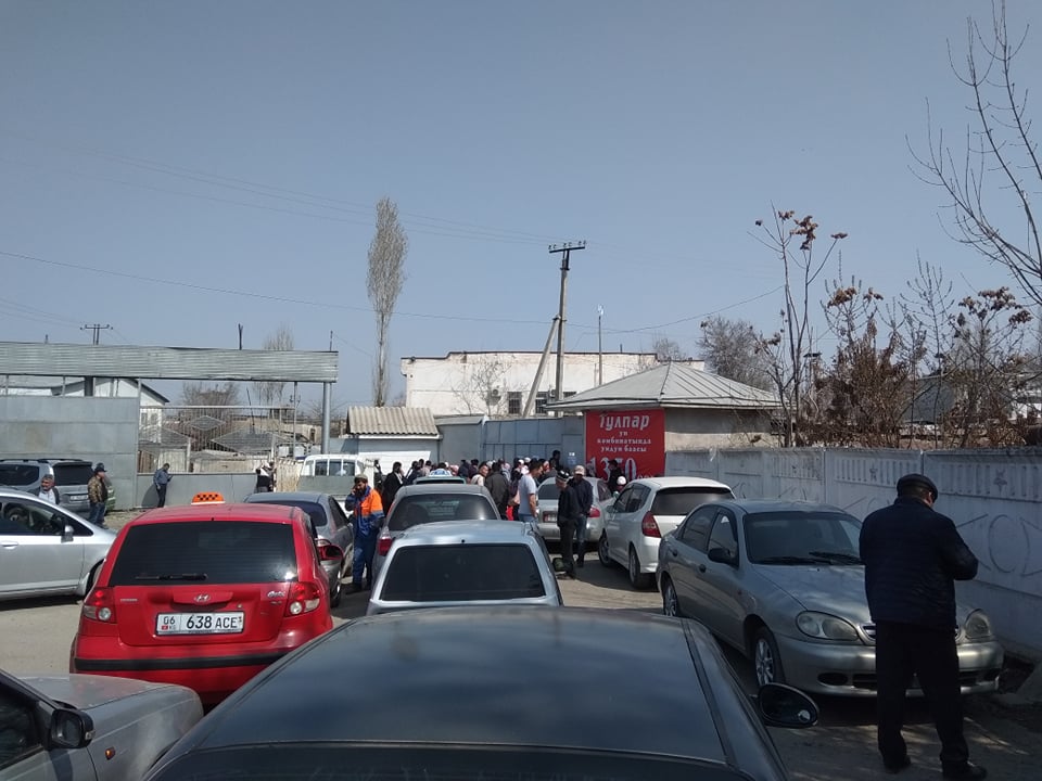Очередь за мукой в Оше