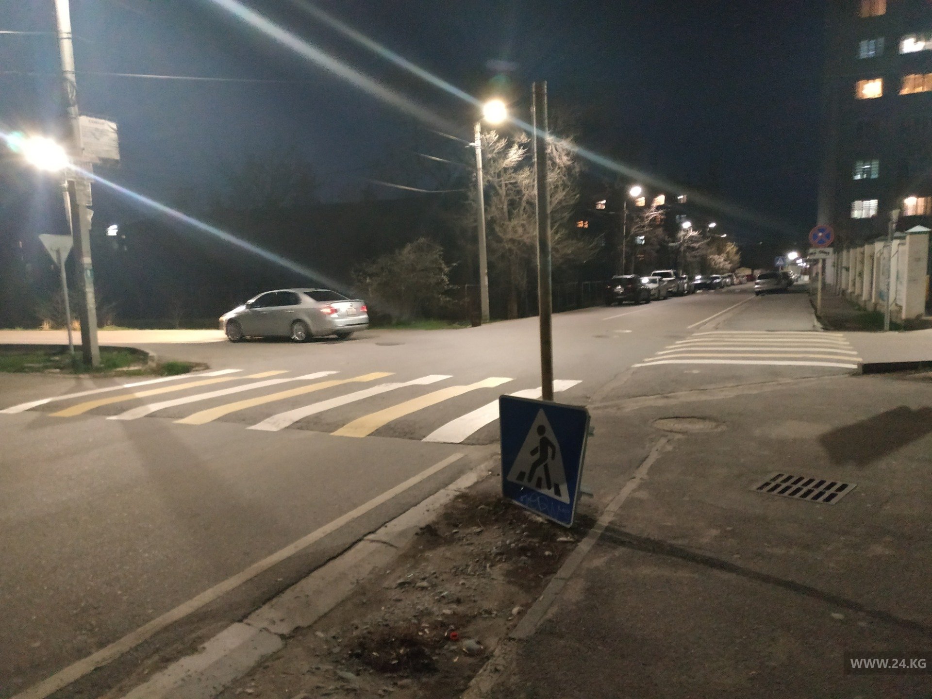 Дорожный знак упал в 5-м микрорайоне