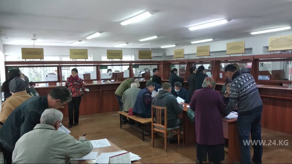 Очередь в ГНС Октябрьского района Бишкека