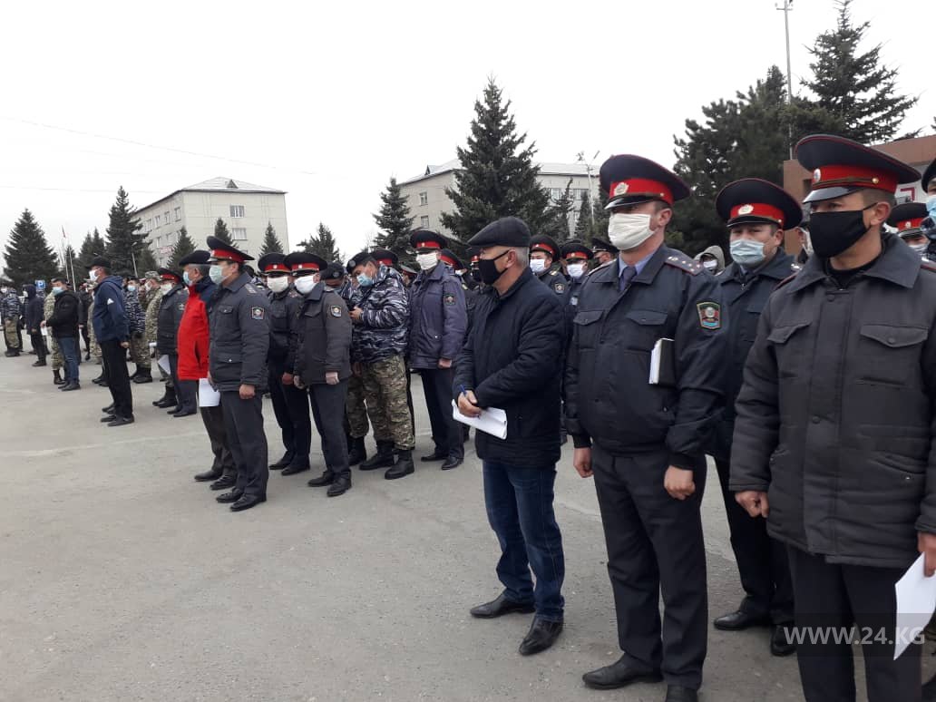 Милиционеры в Караколе не надевают защитные перчатки
