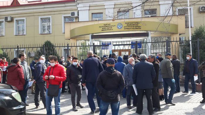 В Бишкеке предприниматели стоят в очереди за пропусками