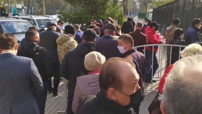 Поставщикам продуктов и доставщикам еды второй день не выдают пропуска