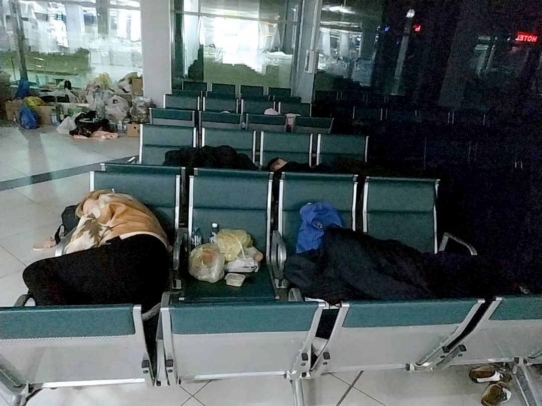 Несколько суток люди не могут улететь