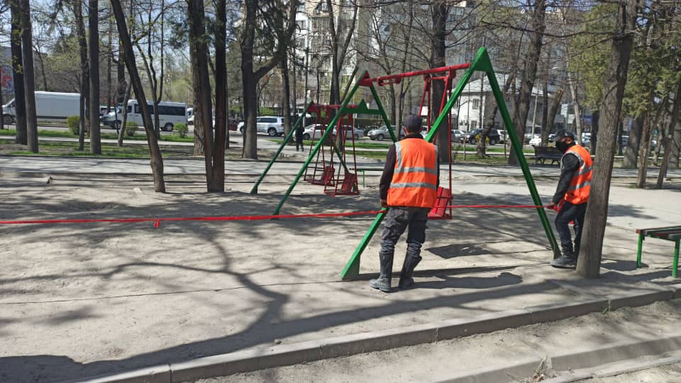 В Бишкеке огородили детские и воркаут-площадки