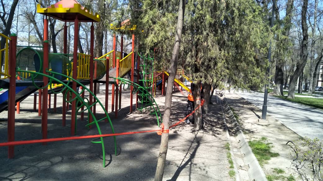 В Бишкеке огородили детские и воркаут-площадки