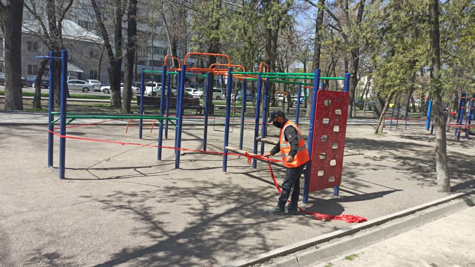 В Бишкеке огородили детские и воркаут-площадки