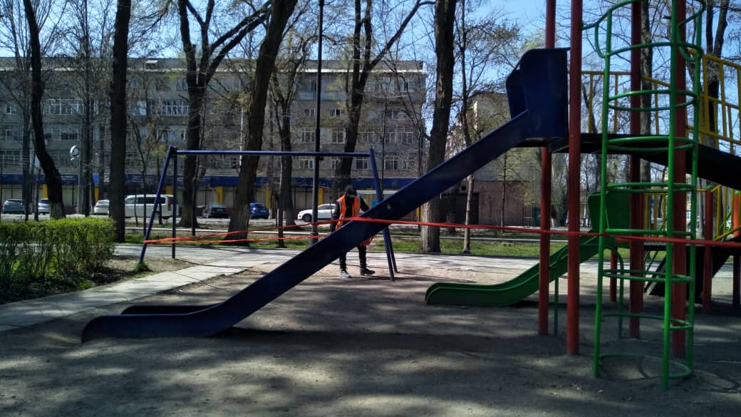 В Бишкеке огородили детские и воркаут-площадки