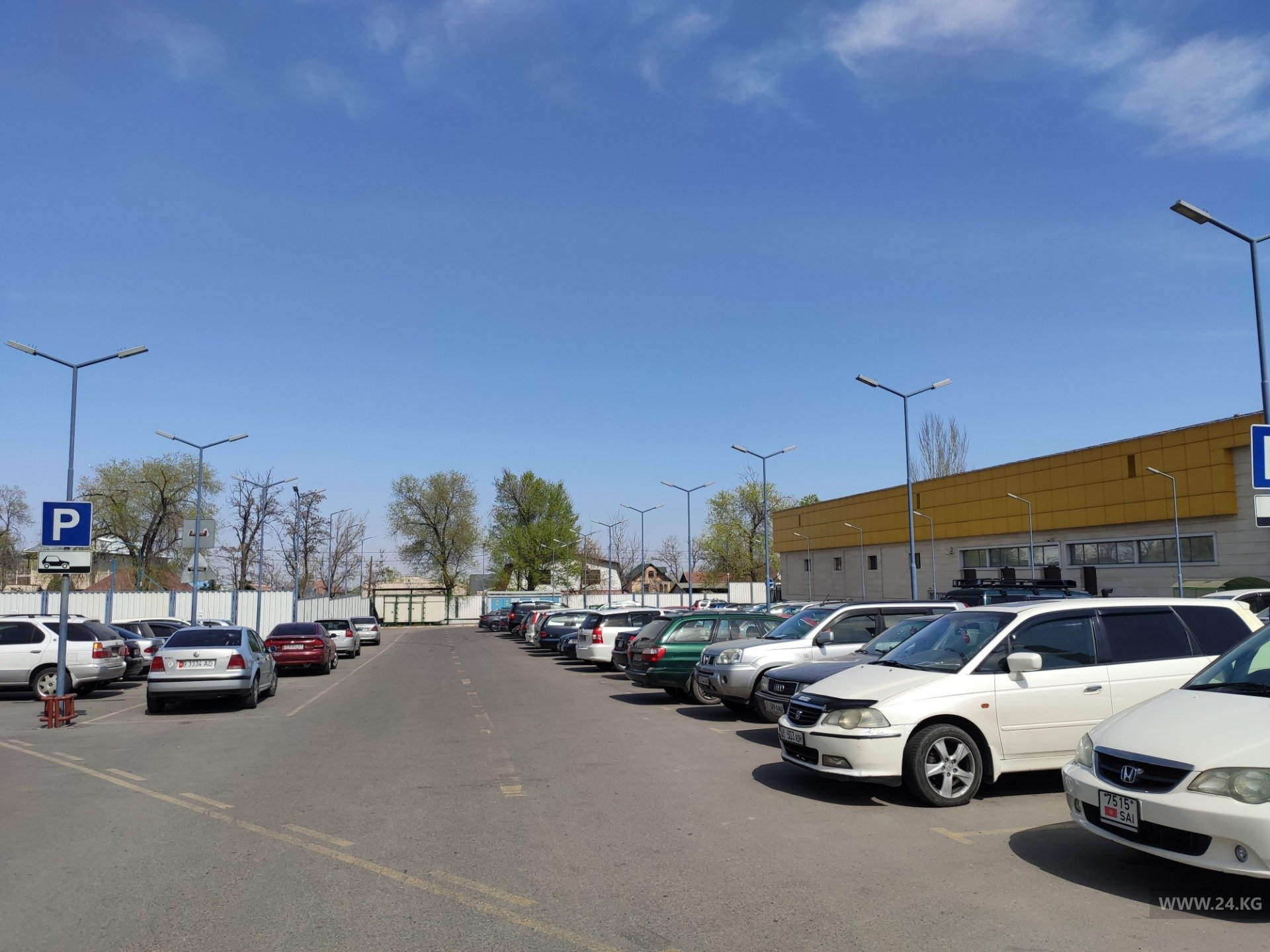 Зато стоянка возле супермаркета забита